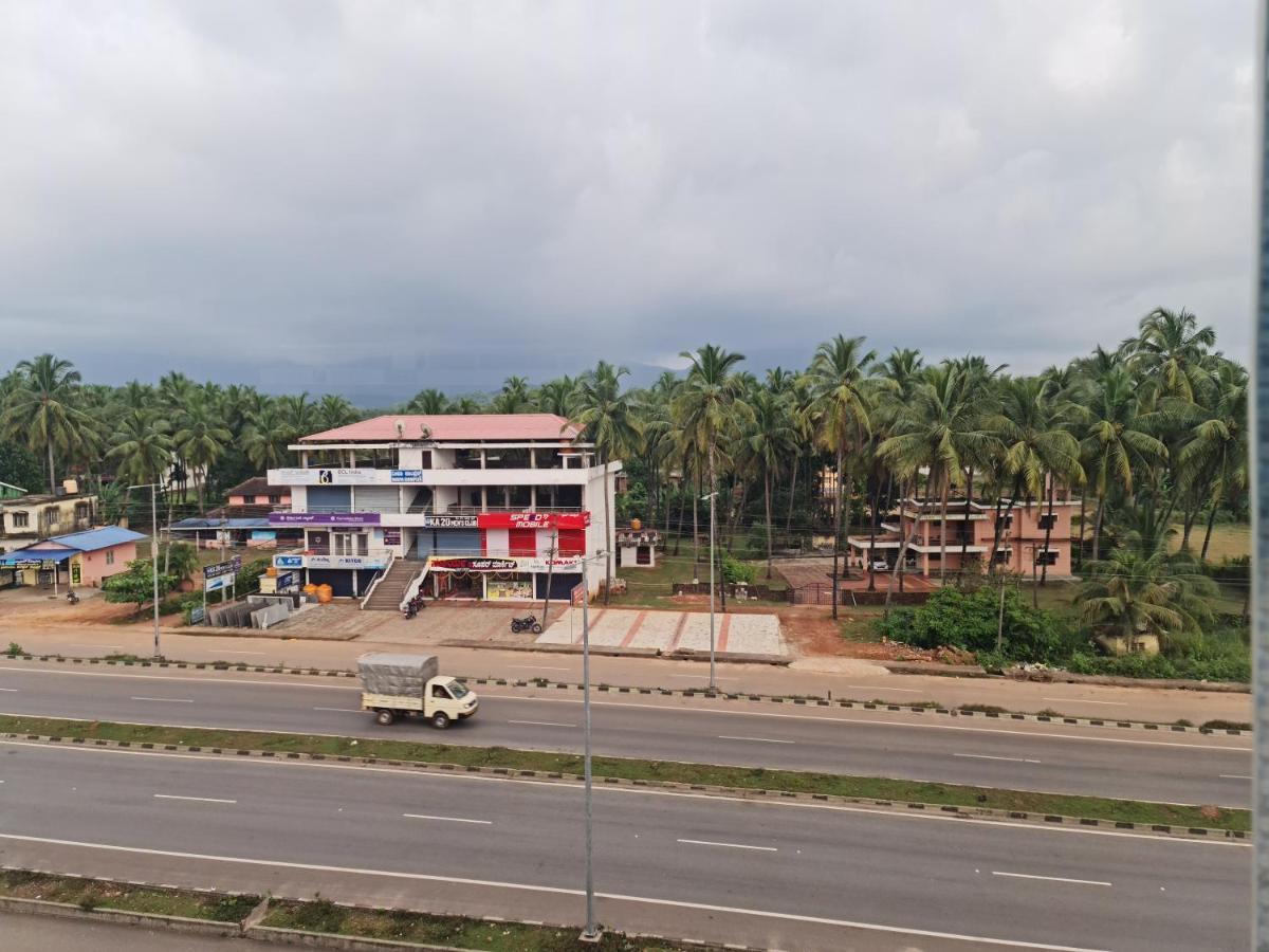 Hotel Blue Rays Bainduru Buitenkant foto