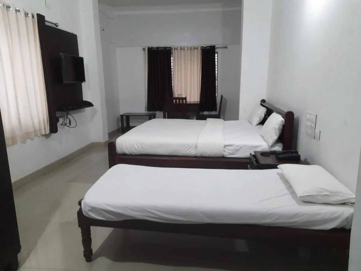 Hotel Blue Rays Bainduru Buitenkant foto