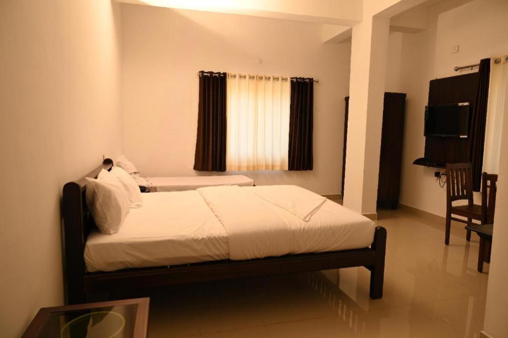 Hotel Blue Rays Bainduru Buitenkant foto