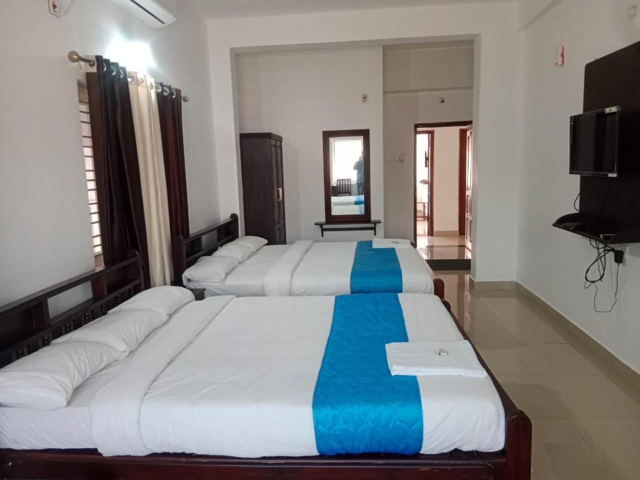 Hotel Blue Rays Bainduru Buitenkant foto